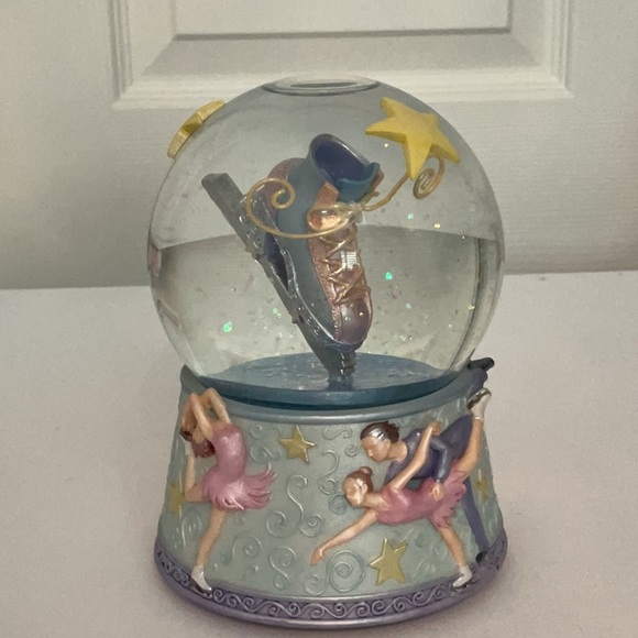 Twinkle Collectibles (Sankyo Musical) ~ Ice Skate Musical Snowglobe - Picture 14 of 14